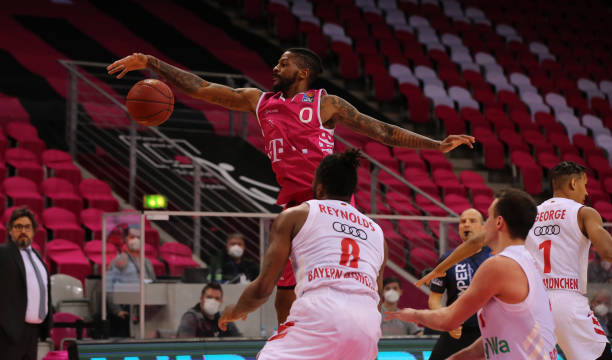 球场上被演 球场上被演